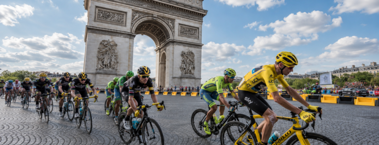 Peloton du Tour de France passant devant l'Arc de Triomphe à Paris