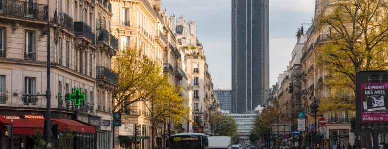 Vue du quartier Montparnasse dans le 14e arrondissement de Paris, avec la Tour Montparnasse en arrière-plan.
