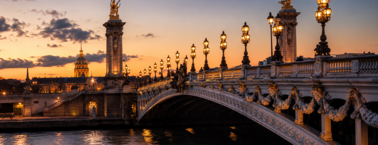 Pont Alexandre III illuminé au coucher du soleil à Paris, avec le dôme des Invalides en arrière-plan