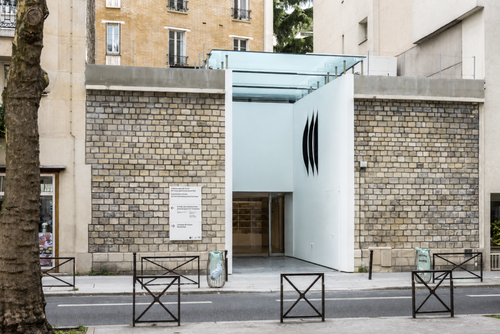 Tunnel of the Paris Catacombs, an unusual visit for Paris in autumn with kids